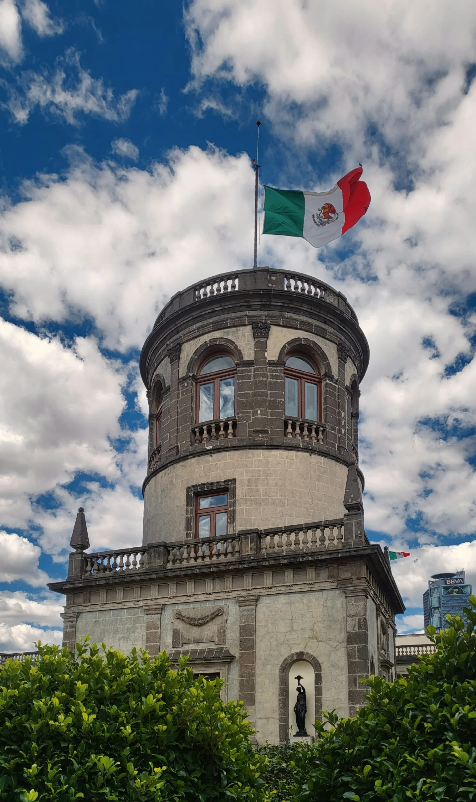 Explore North America's only royal castle with a certified bilingual guide. Aztec origins, Emperor Maximilian's imperial rooms, stunning murals & panoramic city views. Entry included · Small groups.